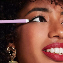 Carica l'immagine nel visualizzatore di Gallery, GOOVI Matita occhi liner & kajal Line to impress - Matita occhi liner & kajal temperabile dalla texture lucida, ultra-cremosa e a lunga durata, ideale da applicare sia sulla rima interna dell’occhio che all’esterno lungo le ciglia.
