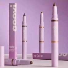 Carica l'immagine nel visualizzatore di Gallery, GOOVI OMBRETTO STICK DUO Couple Goals Ombretto in stick a doppia punta perfetto per creare un look occhi completo in pochi gesti: illumina, definisce e dona profondità allo sguardo con texture cremose e ultra-sfumabili.