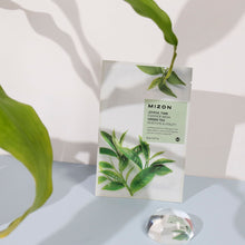 Carica l'immagine nel visualizzatore di Gallery, Mizon Joyful Time Essence Green Tea, Maschera idratante e rivitalizzante a base di tè verde che trattiene l'umidità per un'idratazione duratura.
