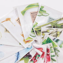 Carica l'immagine nel visualizzatore di Gallery, Mizon Joyful Time Essence Green Tea, Maschera idratante e rivitalizzante a base di tè verde che trattiene l'umidità per un'idratazione duratura.
