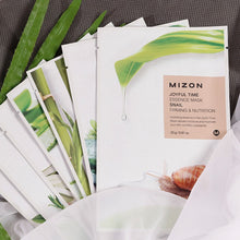 Carica l'immagine nel visualizzatore di Gallery, Mizon - Joyful Time Essence Snail - Maschera rassodante e nutriente con bava di lumaca che trattiene l'umidità per un'idratazione duratura.
