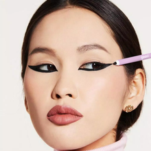 Carica l'immagine nel visualizzatore di Gallery, GOOVI Matita occhi liner &amp; kajal Line to impress - Matita occhi liner &amp; kajal temperabile dalla texture lucida, ultra-cremosa e a lunga durata, ideale da applicare sia sulla rima interna dell’occhio che all’esterno lungo le ciglia.

