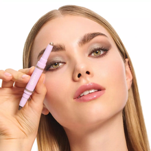 Carica l'immagine nel visualizzatore di Gallery, GOOVI OMBRETTO STICK DUO Couple Goals Ombretto in stick a doppia punta perfetto per creare un look occhi completo in pochi gesti: illumina, definisce e dona profondità allo sguardo con texture cremose e ultra-sfumabili.
